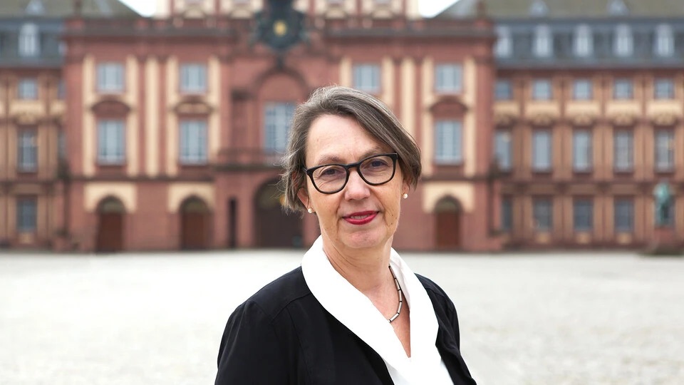 Porträt von Sabine Sonnentag vor dem Schloss in Mannheim