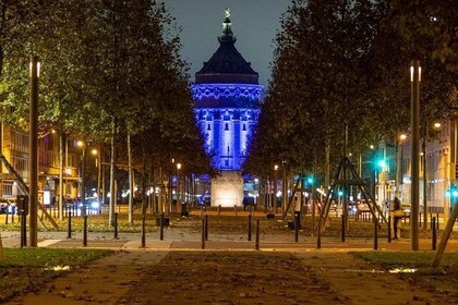 Aufnahme des Mannheimers Wasserturms bei Nacht. Der Turm leuchtet blau.