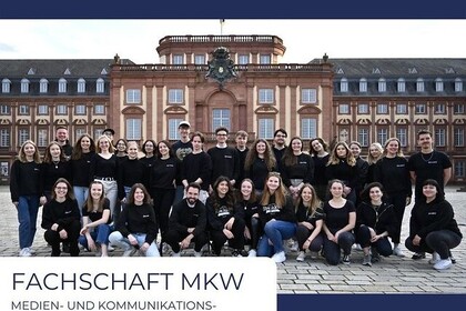 Mitglieder der MKW-Fachschaft. Schriftzug "Fachschaft MKW. Medien- und Kommunikationswissenschaft" darunter.