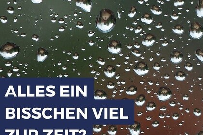 Regentropfen auf einer Scheibe. Dazu auf blauem Hintergrund in weißen Buchstaben der Slogan: Alles ein bisschen zu viel zur Zeit? Link: Instagram Post Psychologische Beratung für Studierende
