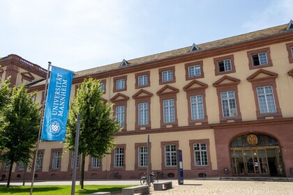 Vorplatz und Haupteingang des Mannheimer Schlosses mit "Universität Mannheim" Fahne