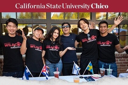 sechs Studenten (5 Männer, 1 Frau) stehen vor einem Tisch vor dem Gebäude und grüßen glücklich in die Kamera und heißen einen willkommen, darüber steht California State University Chico (weiße Schrift auf rotem Untergrund)
