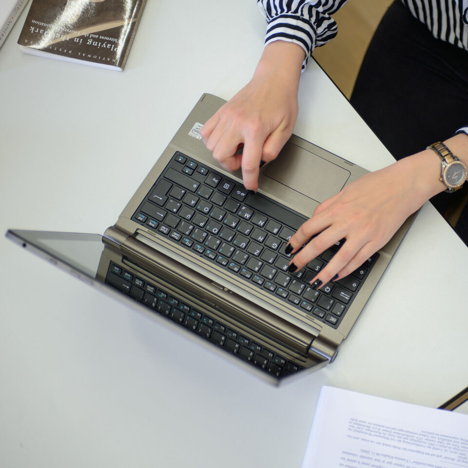 Laptop liegt auf einem Schreibtisch. 
