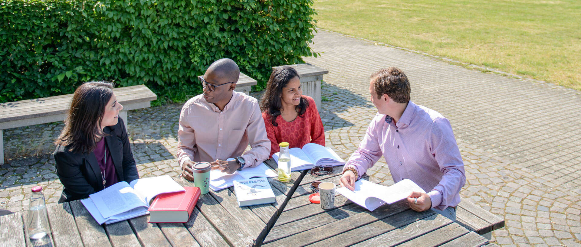 MZES Visiting Fellowship Gruppe von Studierenden sitzen an einem Tisch.