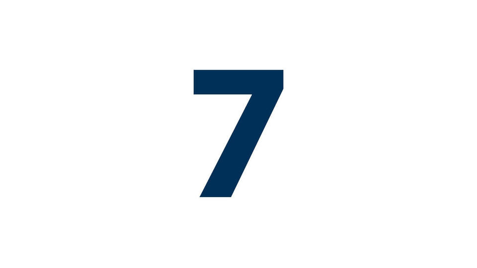 Auf weißem Hintergrund ist in blau die Zahl "Sieben" zu sehen.