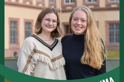 Hannah Bohrer hat lange blonde Haare und trägt ein schwarzes Oberteil. Links von ihr steht Paula Roth. Sie hat mittellange hellbraune Haare, trägt eine Brille und ein weißes Oberteil. Unten links steht: "Green UNi MA".