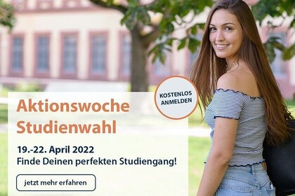 Eine weiblich gelesene Studierende blickt über ihre linke Schulter in die Kamera. Im Hintergrund sind das Hauptgebäude der Universität und ein Baum. In der linken unteren Ecke steht groß "Aktionswoche Studienwahl 19.-22-April 2022 Finde Deinen perfekten Studiengang!" mit einem Button für weitere Informationen. In der unteren Bildzeile sind das Logo und die Homepage-Adresse der Universität.