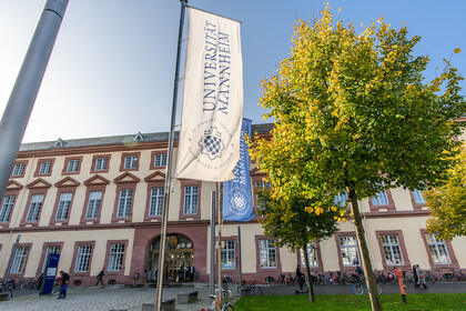 Vorplatz und Haupteingang des Mannheimer Schlosses mit "Universität Mannheim" Fahnen