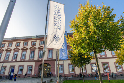 Vorplatz und Haupteingang des Mannheimer Schlosses mit "Universität Mannheim" Fahnen