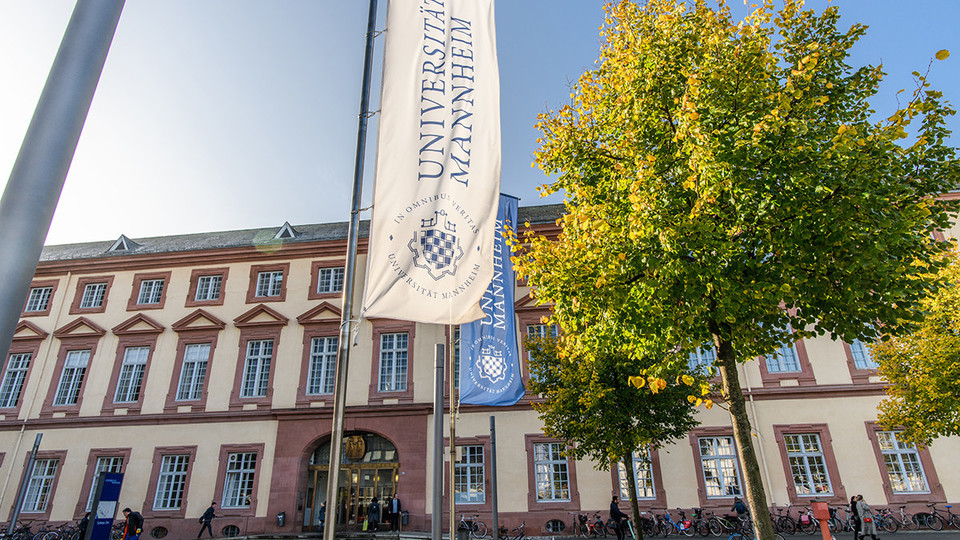 Vorplatz und Haupteingang des Mannheimer Schlosses mit "Universität Mannheim" Fahnen