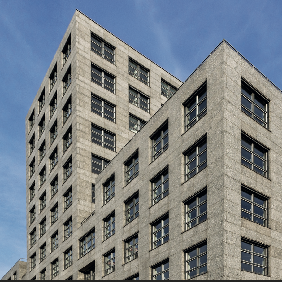 Bild von einem großen grauen Gebäude.