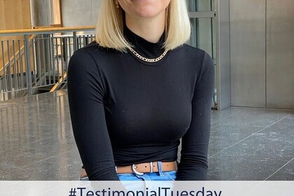 Viola Seitz in der Reihe "Alumuns of the Month". Sie trägt ihre blonden Haare offen und hat ein schwarzes Oberteil an. Link: Insta Alumnus of the month