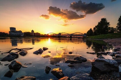 Blick auf den Neckar bei Sonnenuntergang. Im Hintergrund ist die Stadt Mannheim zu sehen.