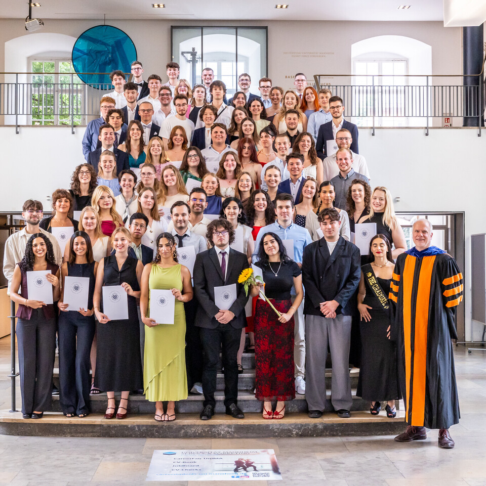 Gruppenbild der Absolvierenden der Politikwissenschaft