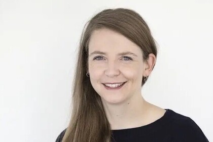 Portrait von Corina Aguilar-Raab. Sie trägt ein schwarzes Oberteil.