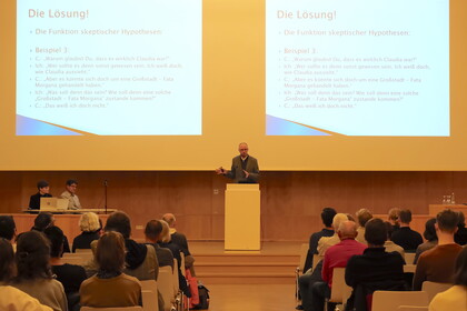 Foto aus dem Publikum auf die Bühne beim Vortrag von Prof. Dr. Gerhard Ernst