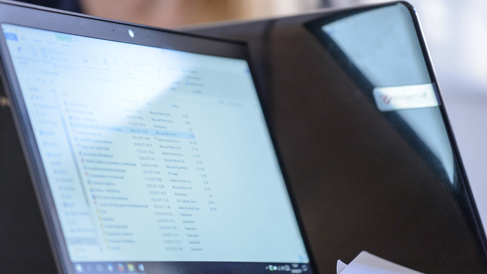 Auf einem Laptopdisplay sind verschiedene Dateien zu sehen.