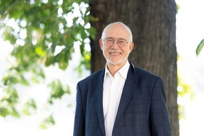 Prof. Dr. Thomas Puhl. Er lächelt freundlich, trägt eine Brille und ein dunkelblaues Jackett.