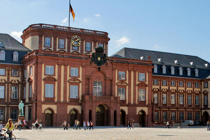 Bild zeigt Schlosshof Mittelbau und Studierende 