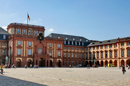 Bild zeigt Schlosshof Mittelbau und Studierende