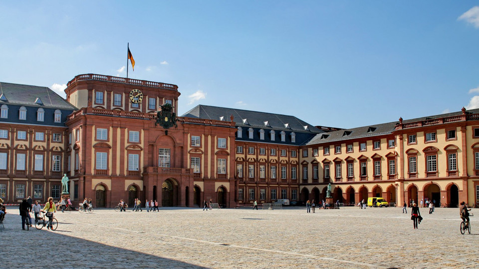 Bild zeigt Schlosshof Mittelbau und Studierende