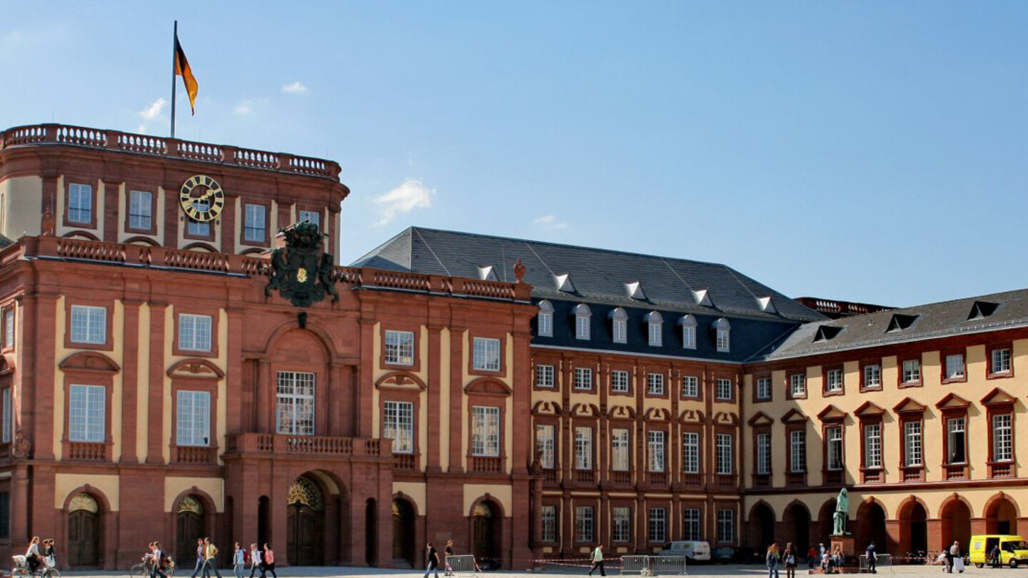 Bild zeigt Schlosshof Mittelbau und Studierende 