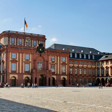 Bild zeigt Schlosshof Mittelbau und Studierende