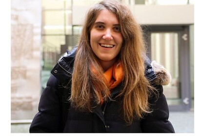 Miriam Gröning hat lange braune Haare. Sie trägt eine dunkle Winterjacke und lächelt in die Kamera. Darunter das Hashtag Testimonial Tuesday.