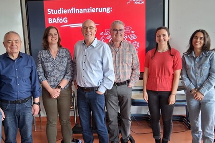 Gruppe von Menschen unterschiedlichster Altersgruppen 