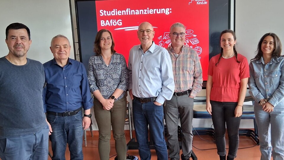 Gruppe von Menschen unterschiedlichster Altersgruppen