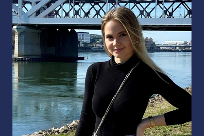 Jessica Jokers hat lange blonde Haare. Sie trägt ein schwarzes Oberteil und blick lächelnd in die Kamera. Unterhalb des Fotos steht "Hashtag 10 Jahre Deutschlandstipendium".