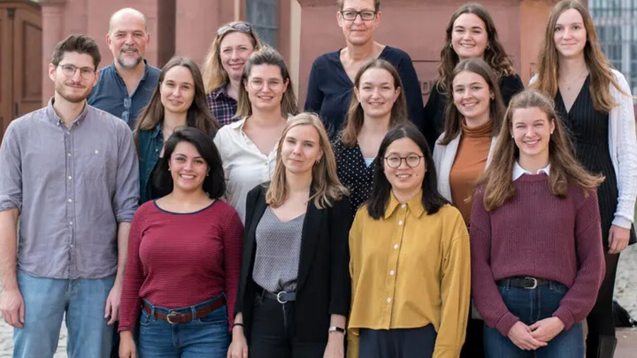 HWS 2022 Gruppenbild des Lehrstuhls vor dem Schloss, HWS 2022