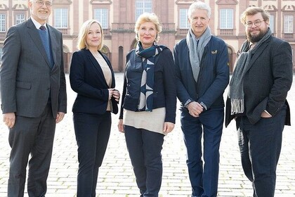 Porträt der Verantwortlichen im neu gegründeten Projekt „TransforMA“ im Bereich Innovations- und Transfer­strategie zwischen der Universität Mannheim und der Hochschule Mannheim: Prof. Dr. Thomas Puhl , Julia Derkau, Prof. Dr. Astrid Hedtke-Becker, Prorektor Prof. Dr. Mathias Hafner und Prof. Dr. Hiram Kümper. Link: Instagram TransforMA