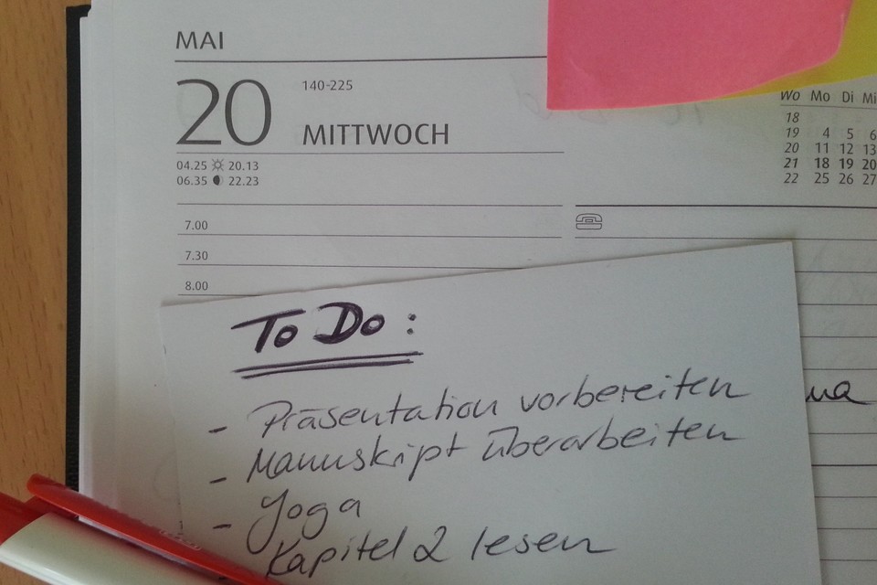 Ausschnitt eines Kalenders mit einem To Do Zettel (u.a. Präsentation vorbereiten).
