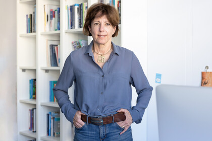 Portrait von Michaela Wänke. Sie trägt eine blaugraue Bluse.