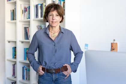 Portrait von Michaela Wänke. Sie trägt eine blaugraue Bluse. 