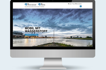Computerbildschirm zeigt Website von H2 Rhein-Neckar mit Schriftzug: "Mobil mit Wasserstoff".