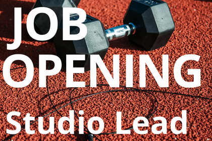 Zwei schwarze Kurzhanteln und ein Springseil liegen auf einem roten Gummiboden, wie er typischerweise in Sportanlagen zu finden ist. Darüber ist groß in weißer Schrift zu lesen: „JOB OPENING – Studio Lead”. Oben steht in blauer Schrift „55 CrossGym”.