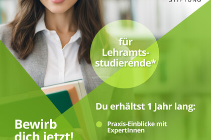 Flyer des Stipendienprogrammes "Digitale Bildung". Es zeigt eine weibliche Person, QR-Code und Details zum Programm.