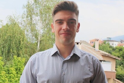 Georgi Paskalev hat kurze blonde Haare. Er trägt ein hellgraues Hemd und lächelt in die Kamera.