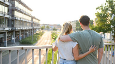 Personen Arm in Arm