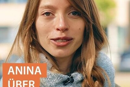 Portrait von Student*in Anina (lange rotbraune Haare, grauer Schal). Text mittig: "Anina über Soziologie".