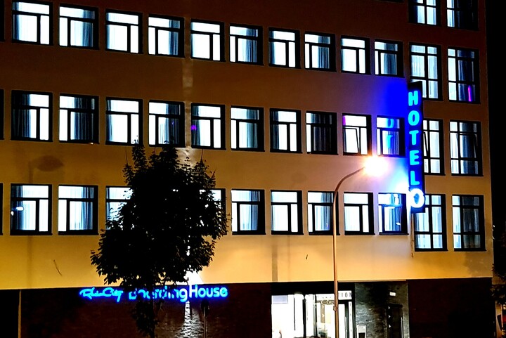 Außenansicht des RheinCity Hotels bei Nacht