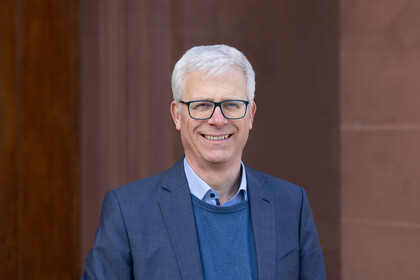 Portrait von Eckart janeba. Er trägt einen dunkelblau-melierten Blazer.