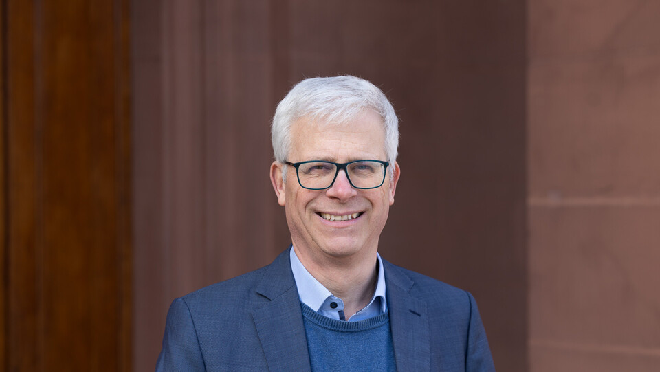 Portrait von Eckart janeba. Er trägt einen dunkelblau-melierten Blazer.