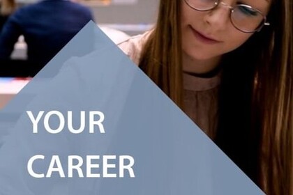 Im Zentrum steht "Deine Karriere-Chancen". Im Hintergrund ist eine Studierende mit langen braunen Haaren zu sehen, die sich Notizen macht.