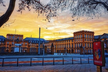 Seitlicher Blick auf die Universität Mannheim bei Abenddämmerung 
