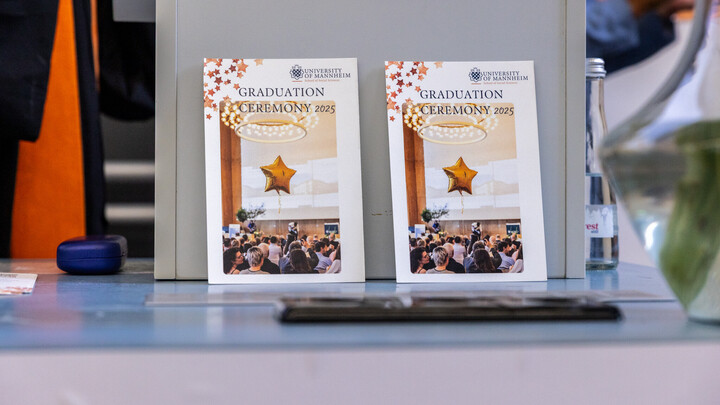Flyer der Abschlussfeier 2025 werden präsentiert.