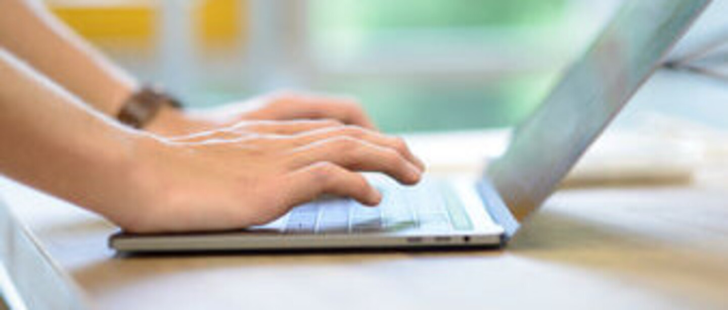 Bild von Händen auf Laptoptastatur