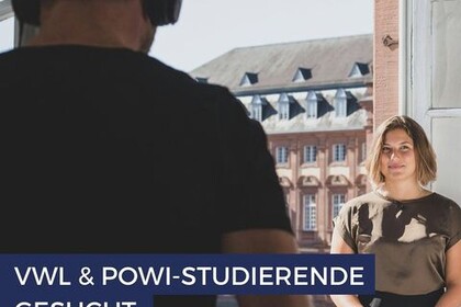 Studentin sitzt vor einem Fenster der Uni Mannheim und wird fotografiert. Darunter der Text: VWL und PoWi-Studierende gesucht,